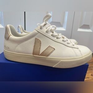 VEJA CAMPO LEATHER WHITE PLATINE
 Size: W9 / M7. Barely worn. Great condition!